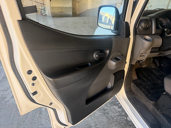 Nissan NV200 14 of 25