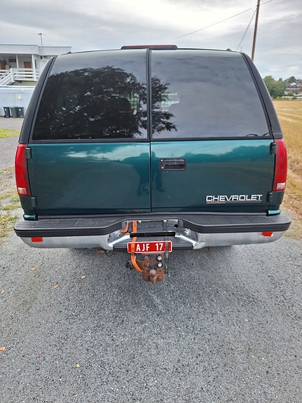 Chevrolet Suburban 3 of 13