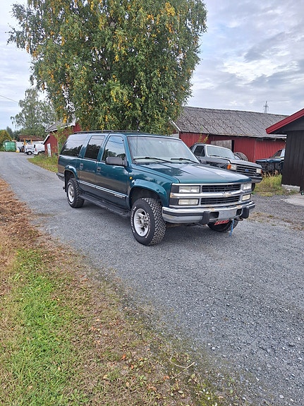 Chevrolet Suburban 2 of 13