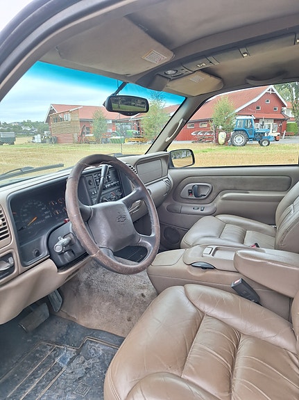 Chevrolet Suburban 4 of 13