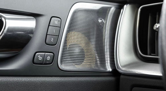 Volvo XC60 16 of 25