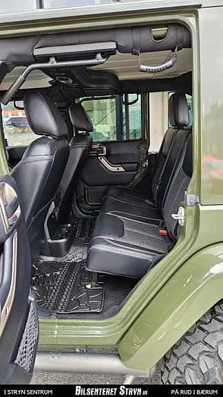 Jeep Wrangler Unlimited 18 of 30