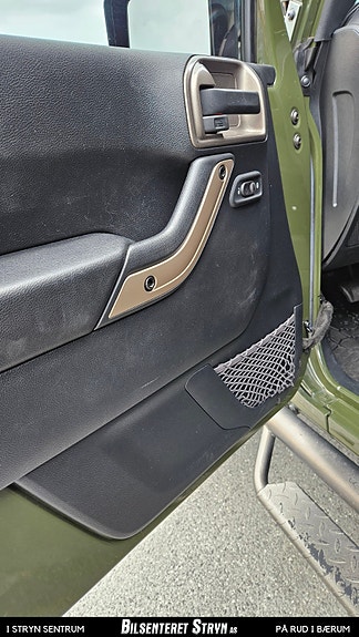 Jeep Wrangler Unlimited 17 of 30
