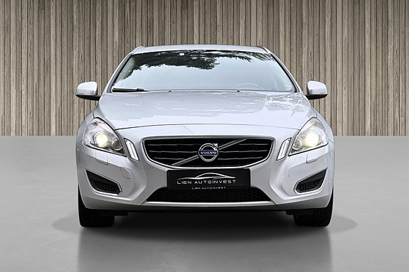 Volvo V60 2 of 16