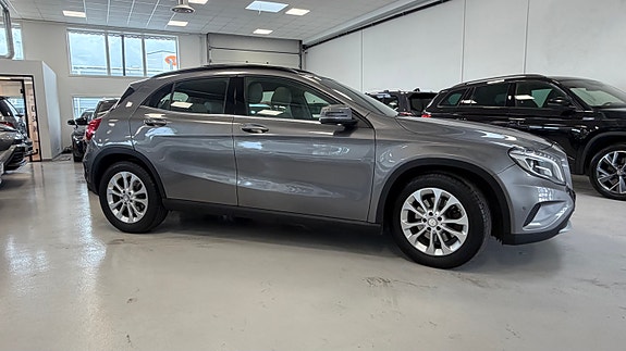 Mercedes-Benz GLA250 4 of 30