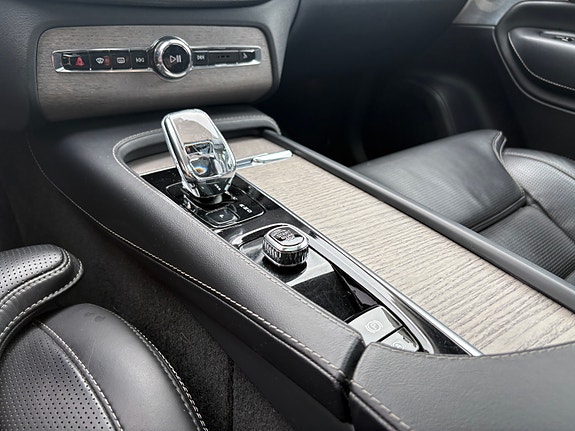 Volvo XC90 11 of 28