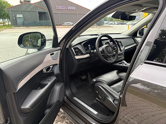 Volvo XC90 24 of 28