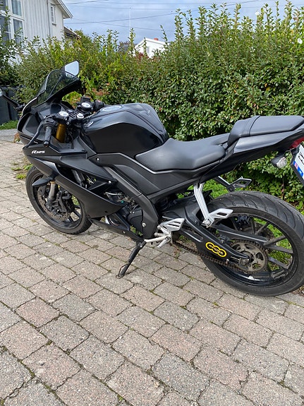 Yamaha YZF-R 125 2 of 10