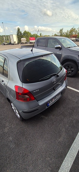 Toyota Yaris 3 of 15