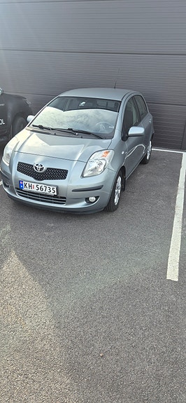 Toyota Yaris 2 of 15