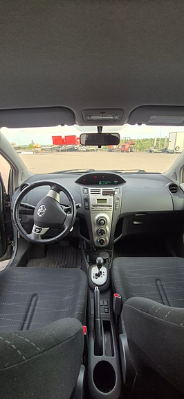 Toyota Yaris 10 of 15