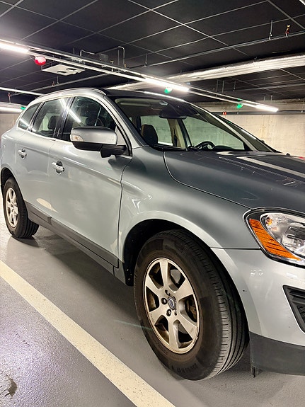 Volvo XC60 2 of 10