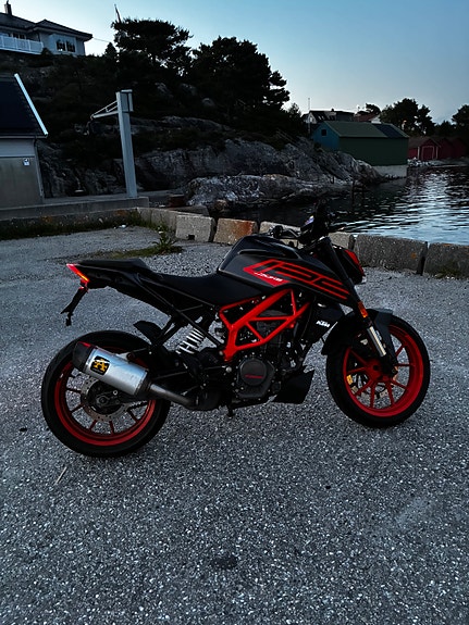 KTM 125 Duke 2 of 5