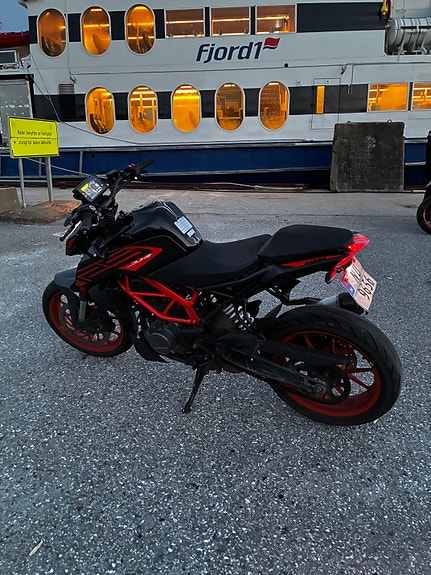 KTM 125 Duke 3 of 5