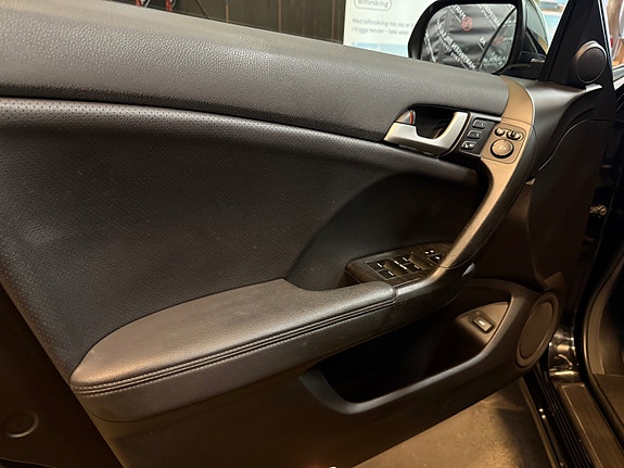 Honda Accord 10 of 30