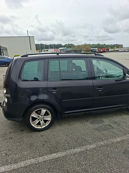 Volkswagen Touran 3 of 10