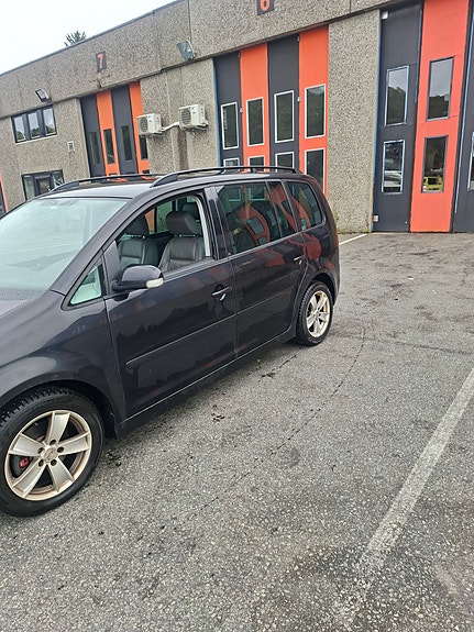 Volkswagen Touran 2 of 10