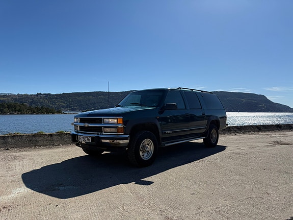 Chevrolet Suburban 2 of 30