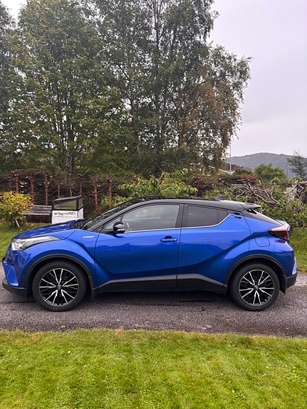 Toyota C-HR 2 of 30