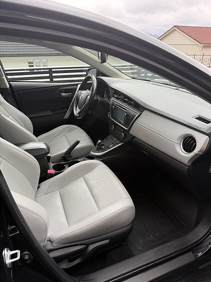 Toyota Auris 7 of 29