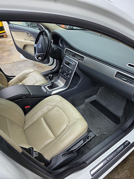 Volvo V70 3 of 12