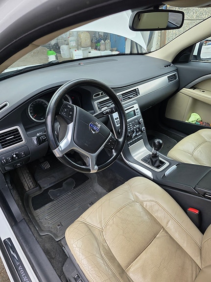 Volvo V70 2 of 12