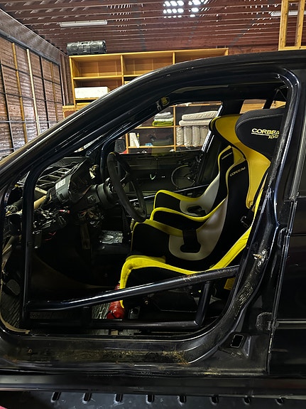 BMW 330i 9 of 16