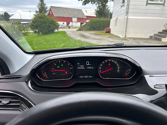 Peugeot 208 11 of 16