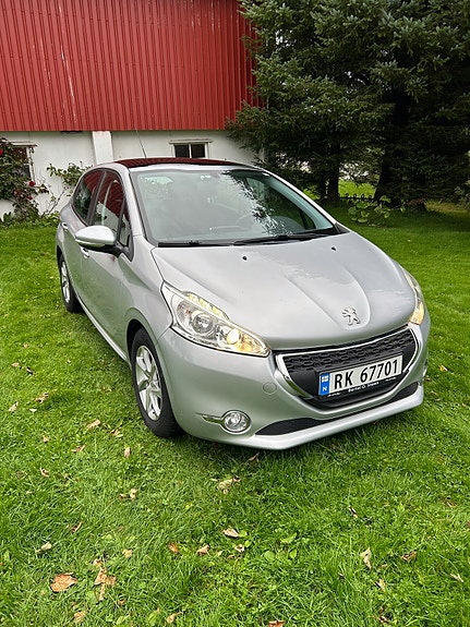 Peugeot 208 2 of 16