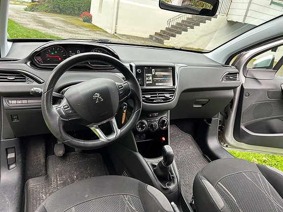 Peugeot 208 10 of 16