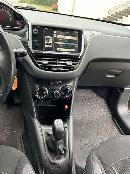 Peugeot 208 12 of 16
