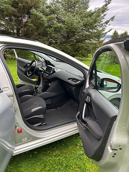 Peugeot 208 9 of 16