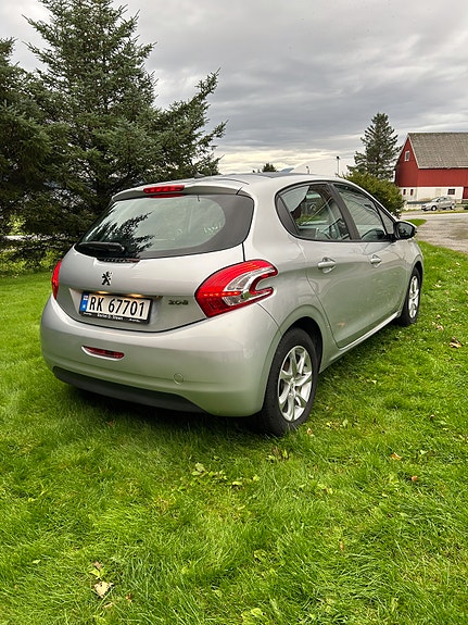 Peugeot 208 3 of 16