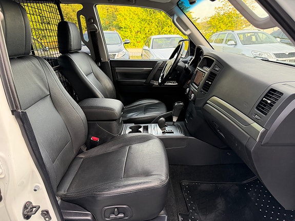 Mitsubishi Pajero 18 of 27