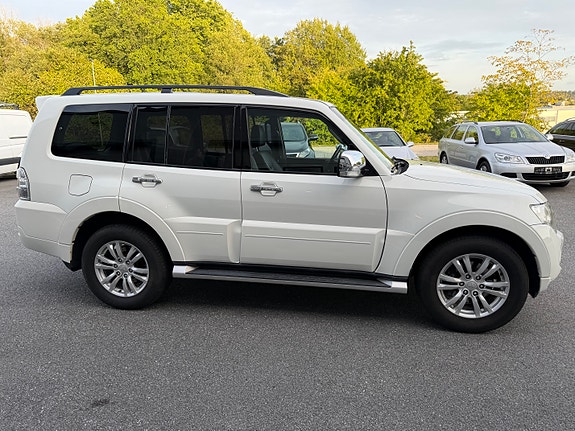 Mitsubishi Pajero 6 of 27