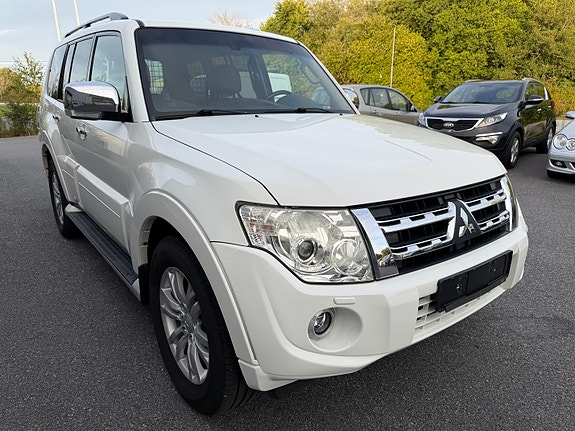 Mitsubishi Pajero 4 of 27