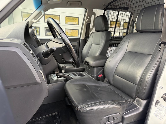 Mitsubishi Pajero 16 of 27