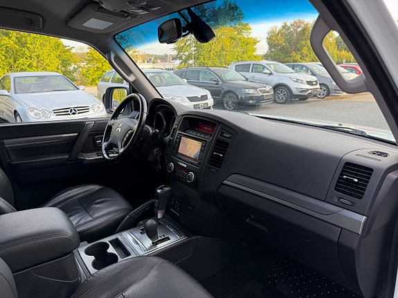 Mitsubishi Pajero 19 of 27
