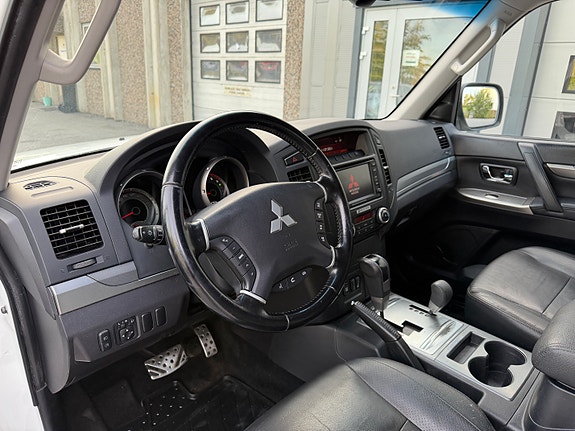 Mitsubishi Pajero 13 of 27