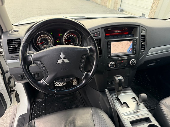 Mitsubishi Pajero 14 of 27