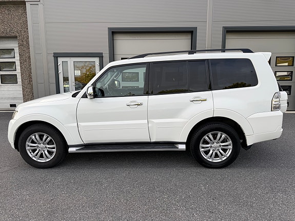 Mitsubishi Pajero 12 of 27
