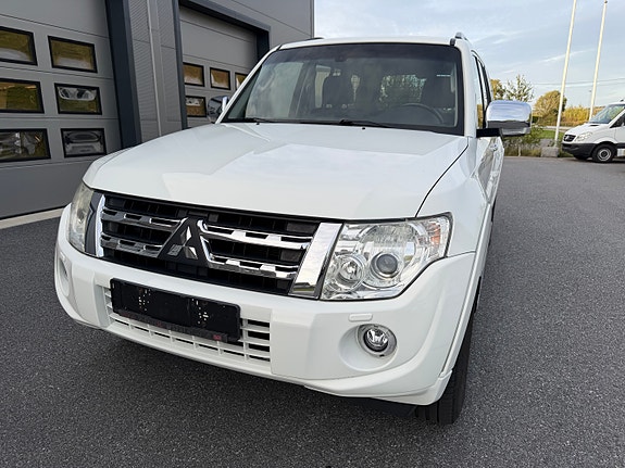 Mitsubishi Pajero 2 of 27