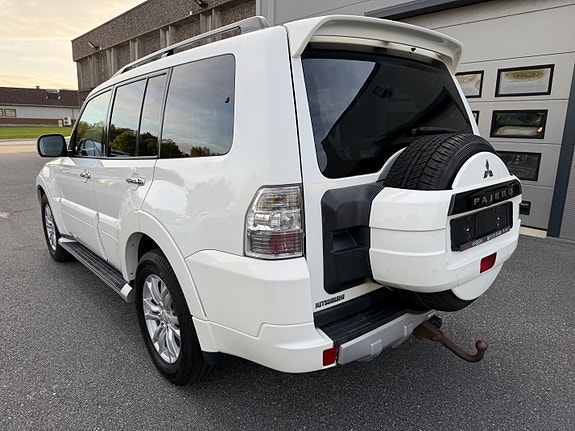 Mitsubishi Pajero 10 of 27