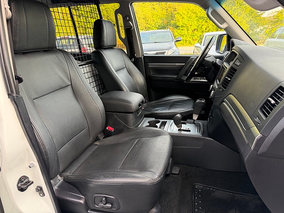 Mitsubishi Pajero 17 of 27