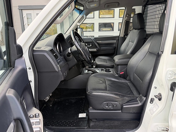 Mitsubishi Pajero 15 of 27