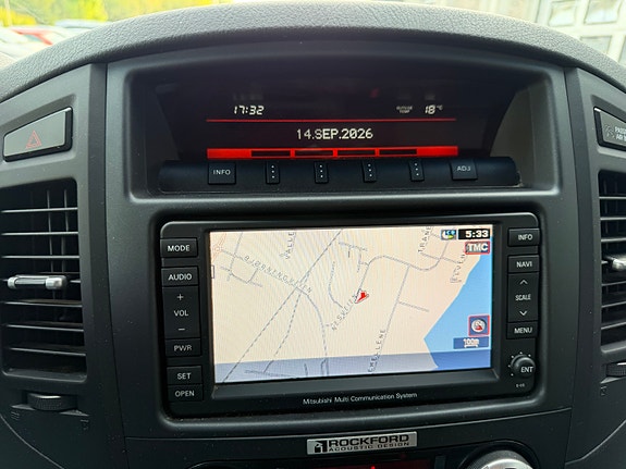 Mitsubishi Pajero 21 of 27