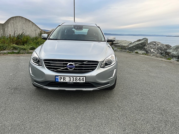 Volvo XC60 2 of 15