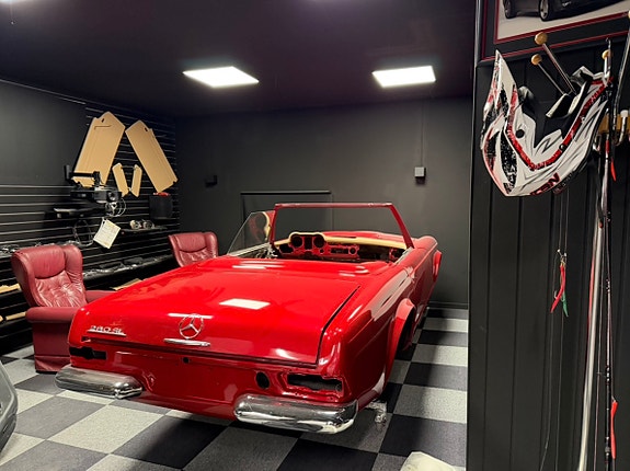 Mercedes-Benz 280 SL 2 of 21