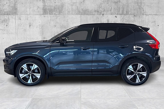 Volvo XC40 2 of 18
