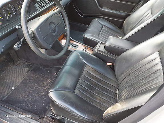 Mercedes-Benz 300 E 13 of 21